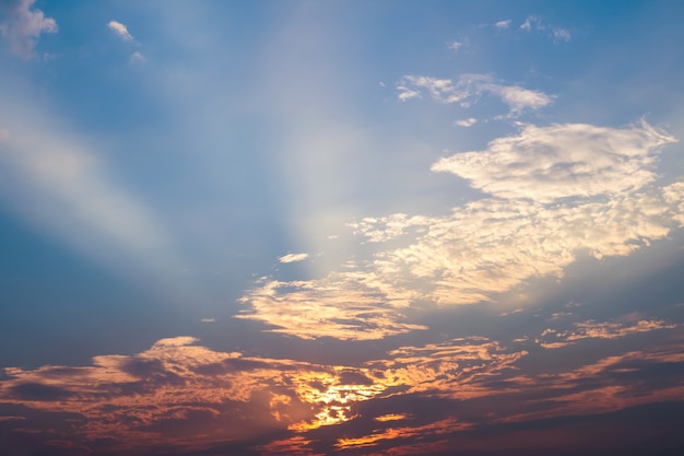 Himmel und Wolken mit Sonnenuntergang