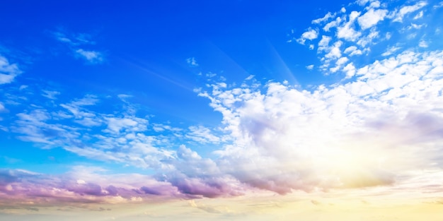 Himmel und Wolken schöner Sommer