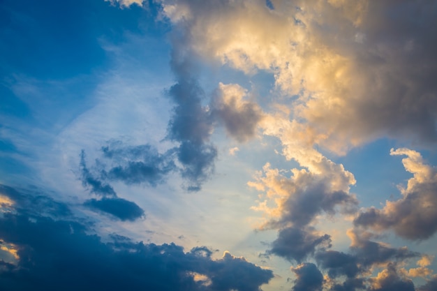 Himmel und Wolken vor Sonnenuntergang Hintergrund