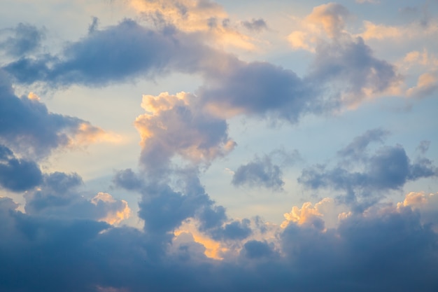 Himmel und Wolken vor Sonnenuntergang Hintergrund