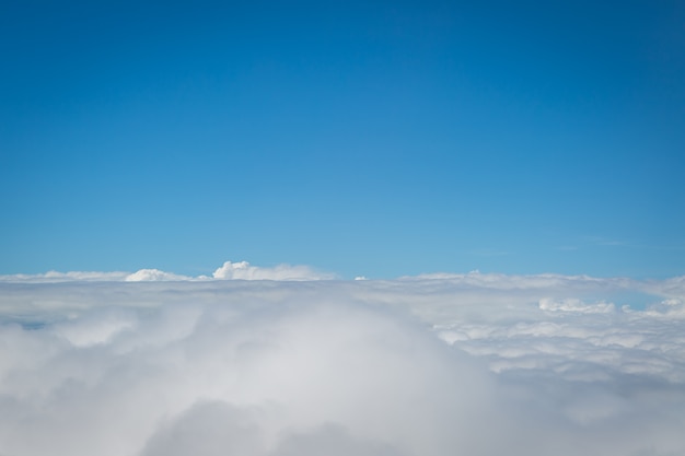 Himmel- und Wolkenansicht von Airplan-Hintergrund