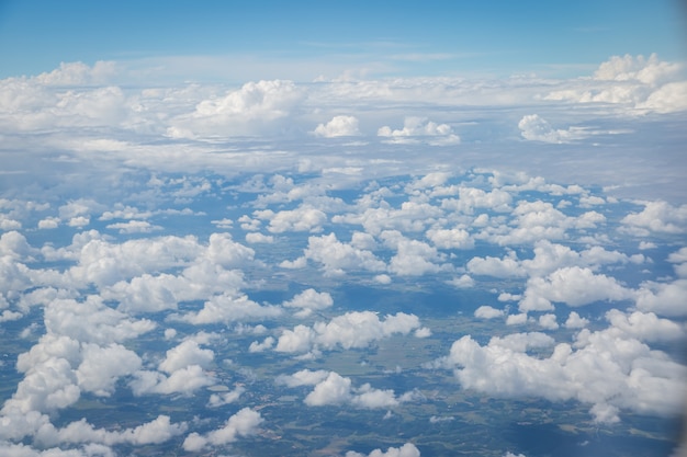 Himmel- und Wolkenansicht von Airplan-Hintergrund