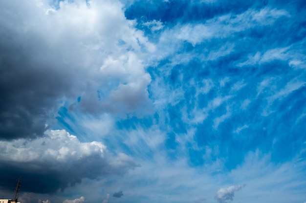 Himmel voller weißer schöner Wolken