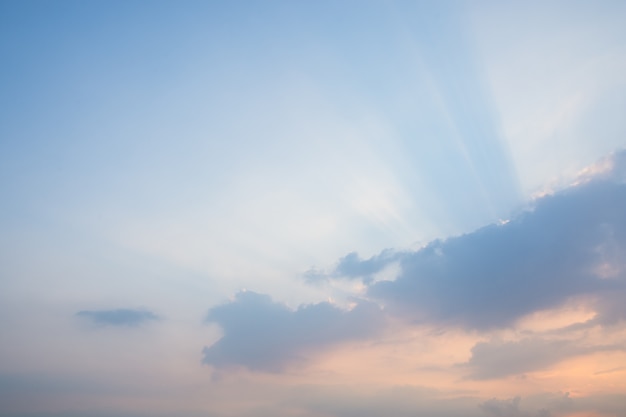 Himmel, Wolken und Sonnenlicht