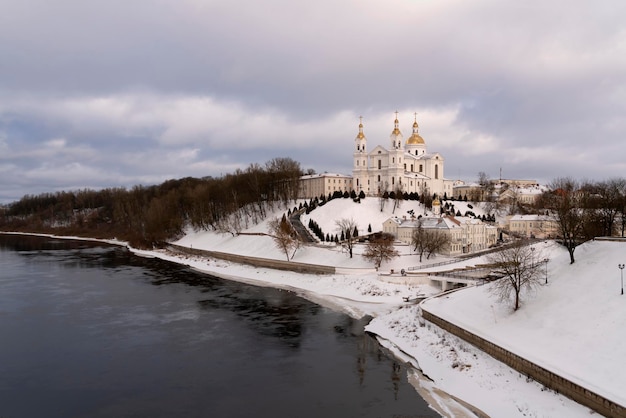 Himmelfahrtsberg das Kloster des Heiligen Geistes und die Kathedrale der Heiligen Himmelfahrt an den Ufern der westlichen Flüsse Dwina und Vitba an einem Wintertag Vitebsk Weißrussland