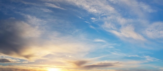 Himmelhintergrund auf Sonnenuntergang