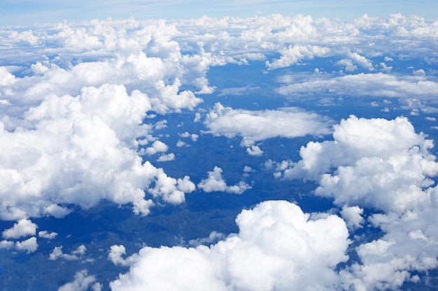 Himmelhintergrund mit Wolken. Luftaufnahme