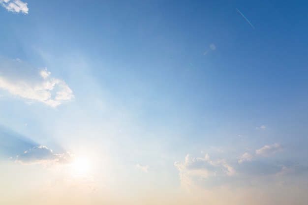 Himmelhintergrund, Wolken und Sonnenlicht