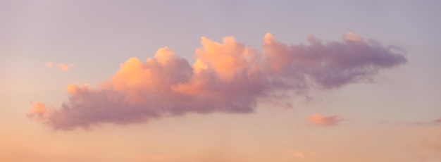 Himmelshintergrund mit großer Wolke bei Sonnenuntergang