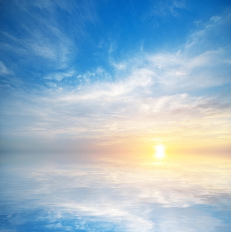 Foto himmelshintergrund und wasserreflexion
