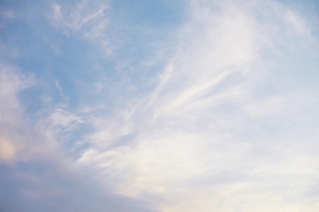 Himmelslandschaft mit Wolken in Pastellfarben