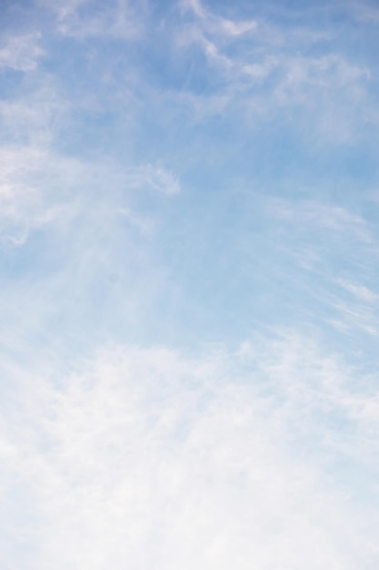 Himmelslandschaft mit Wolken in Pastellfarben