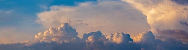 Himmelspanorama Schöne dramatische große Wolken am Himmel Landschaft der Kraft des Himmels und der Natur Kopieren Sie Platz