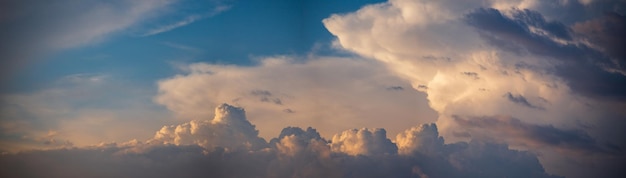 Himmelspanorama Schöne dramatische große Wolken am Himmel Landschaft der Kraft des Himmels und der Natur Kopieren Sie Platz
