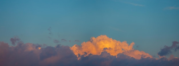 Himmelspanorama Schöne dramatische große Wolken am Himmel Landschaft der Kraft des Himmels und der Natur Kopieren Sie Platz