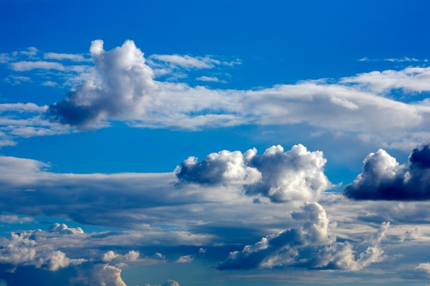 Himmelsturm mit wolken