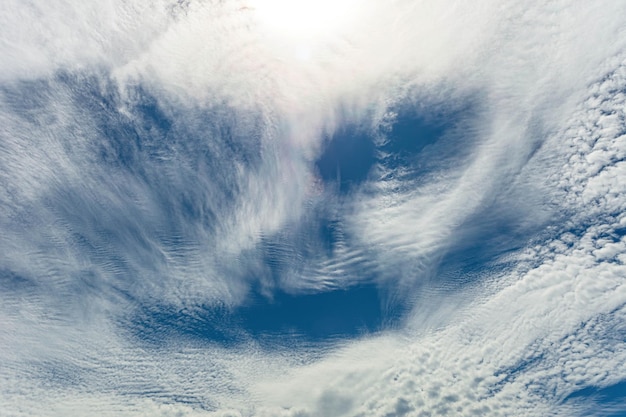 Foto himmelswolken mit einer form von teufelsaugen.
