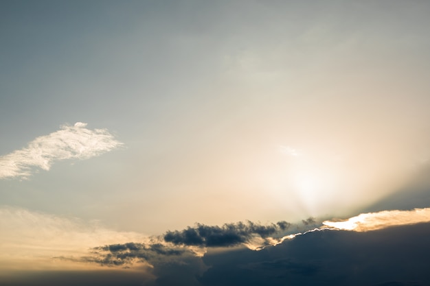 Himmelwolken, Himmel mit Wolken und Sonne