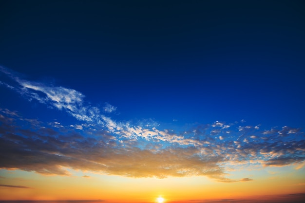 Himmelwolken, Himmel mit Wolken und Sonne