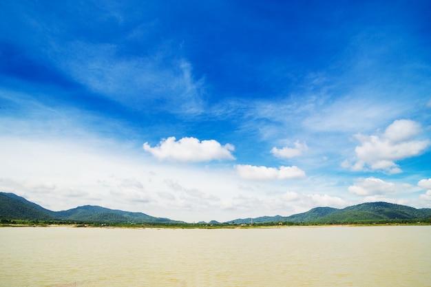 Himmelwolken mit Fluss und Berg