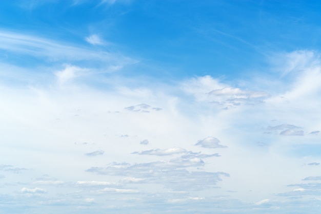 Himmlische Landschaft mit Cirrus- und Höhenkumuluswolken, die am Sommertag in Zentralrussland geschossen wurden