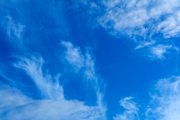 Himmlischer Hintergrund - blauer Tageshimmel mit weißen Cirro-Cumulus-Wolken