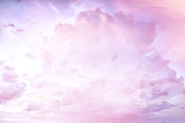 himmlischer Wolkenhintergrund / abstrakter schöner Hintergrund von hellen Wolken im Himmel