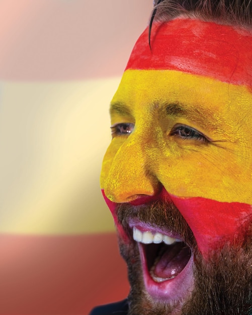 hinchas de la selección española de fútbol celebran ganar un partido durante el campeonato mundial hinchas felices