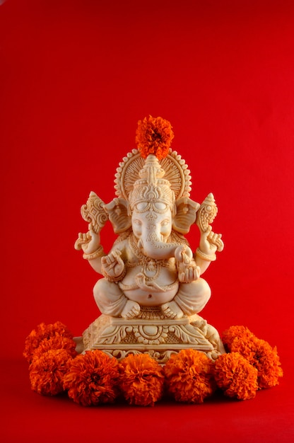 Hindu-Gott Ganesha. Ganesha Idol auf rotem Raum