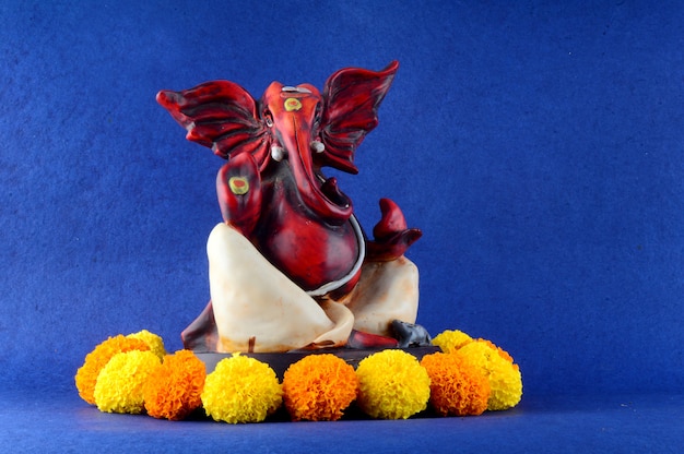 Hindu-Gott Ganesha Idol auf blauer Oberfläche