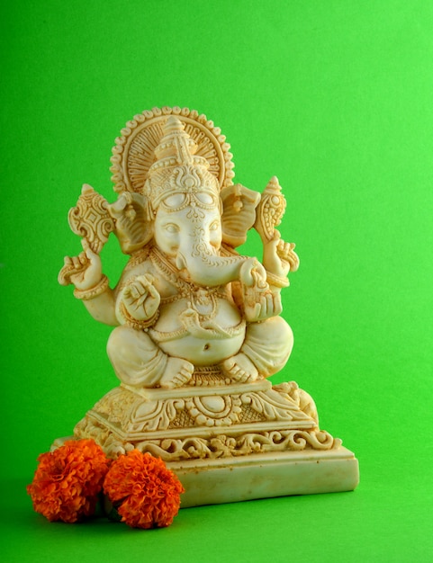 Hindu-Gott Ganesha Idol auf grüner Oberfläche