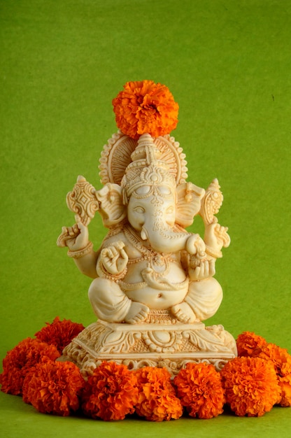 Hindu-Gott Ganesha Idol auf grüner Oberfläche