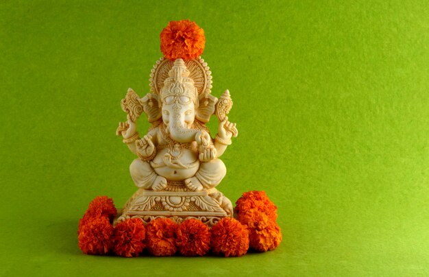 Hindu-Gott Ganesha Idol auf grüner Oberfläche