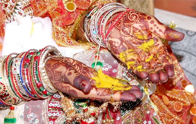 Hindu Rituals Haldi auf den Händen der Braut Havanphere