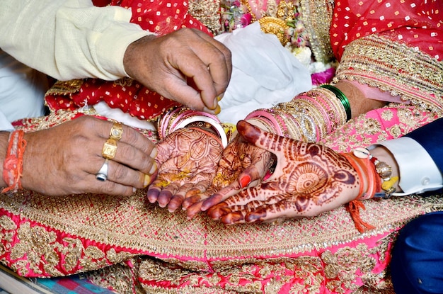 Hindu Rituals Haldi auf den Händen der Braut Havanphere