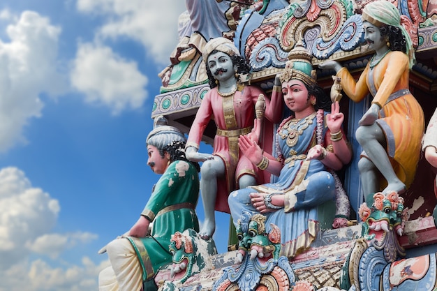 Hinduismus-Symbole im Tageshimmel.