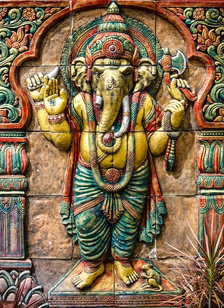 Hinduistischer ganesha Gott am Tempel in Thailand