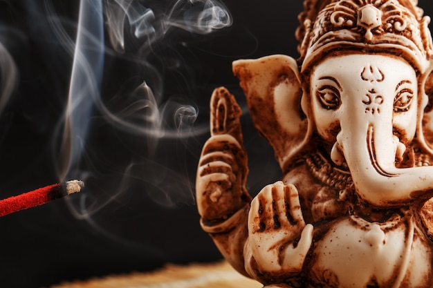 Hinduistischer Gott Ganesh auf Schwarzem