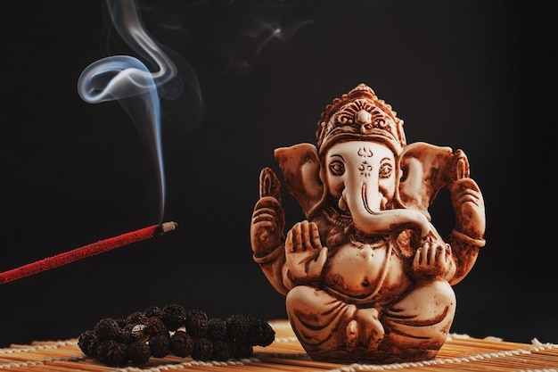 Hinduistischer Gott Ganesh auf Schwarzem