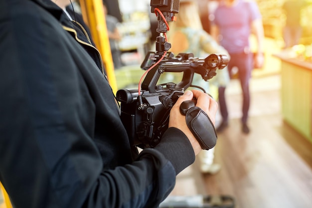 Hinter den Kulissen der Dreharbeiten zu Filmen oder Videoprodukten und dem Filmteam der Filmcrew am Set im Pavillon des Filmstudios Video Production Concept