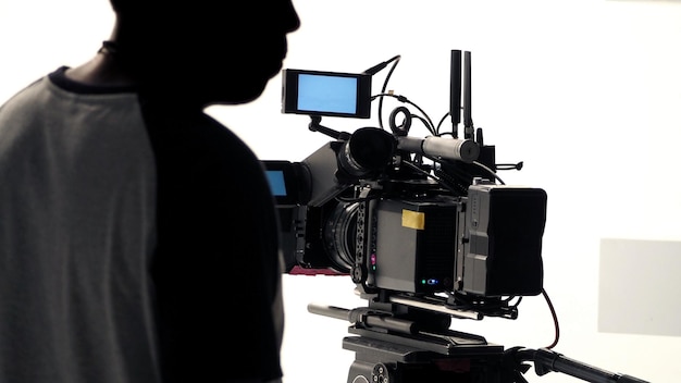 Hinter den Kulissen der Videoproduktion im großen Studio mit professionellem Equipment wie Kamerastativ und Kran