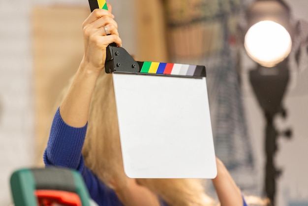 Hinter den Kulissen der Videoproduktion oder des Videodrehs am Studiostandort mit dem Kamerateam des Filmteams.