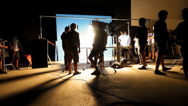 Foto hinter den kulissen des videoproduktions-shooting-studios in silhouette, die professionelle haben