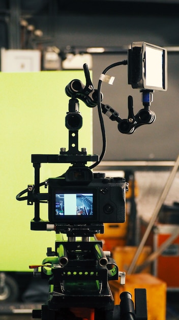 Hinter Videokamera und Greenscreen für Film- oder Filmproduktion und Ausstattung im großen Studio.