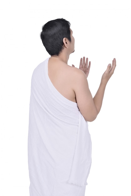 Hintere Ansicht des asiatischen moslemischen Mannes im ihram Stoff betend