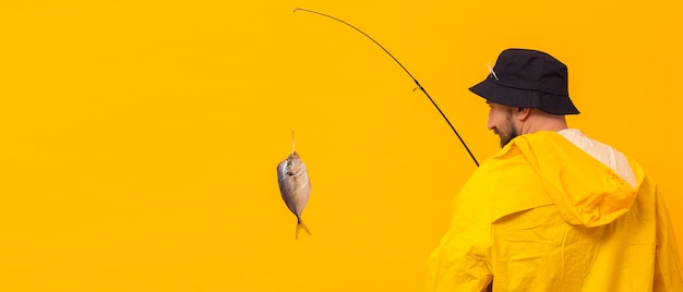 Foto hintere ansicht des fischers angelrute mit fang- und kopienraum halten