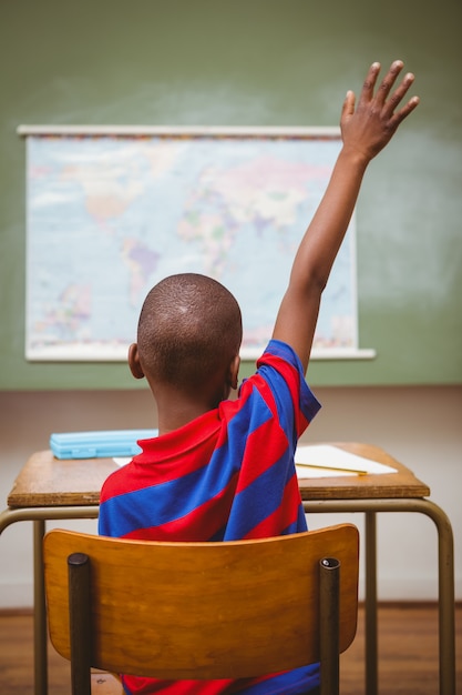 Hintere Ansicht des Jungen Hand im Klassenzimmer anhebend