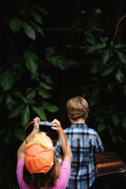 Hintere Ansicht des jungen kaukasischen Mädchens, das Foto mit Kamera macht