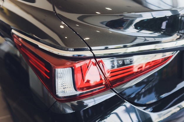 Hintere Ansicht des neuen schwarzen Autos. Nahaufnahmescheinwerfer des Autos. Schwarzer erstklassiger Stadtübergang, Luxus-SUV-Rücklichtnahaufnahme. Auto Lampe Nahaufnahme.