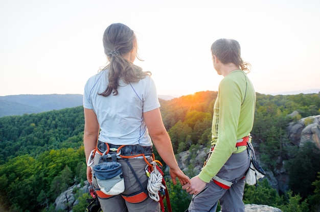 Hintere Ansicht von den Bergsteigern, die auf dem Gebirgsgipfel stehen